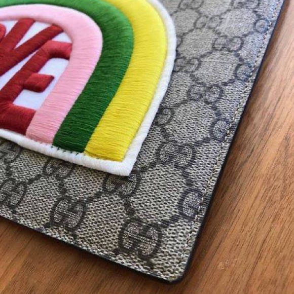Limited Edition GUCCI Rainbow GG Supreme Clutch - Picture 3 of 8